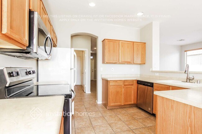 Building Photo - 3213 S 103rd Dr