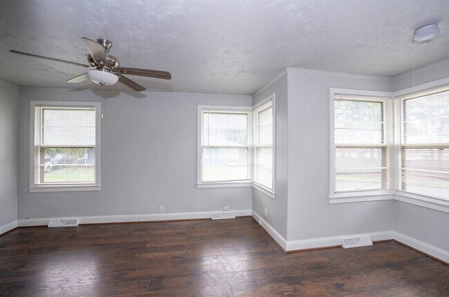 Foto del edificio - Comfortable 2-Bedroom Home on Large Fenced Corner Lot