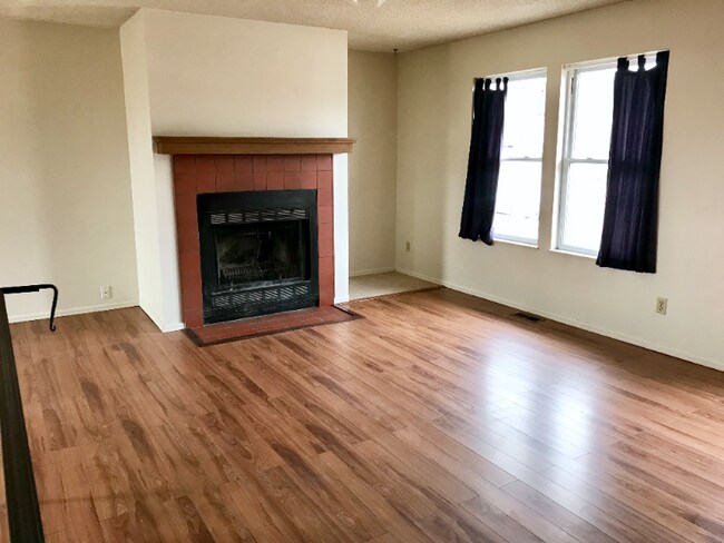 Foto del edificio - 6885 Parkridge Ct