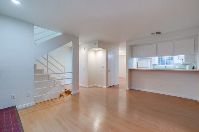 Building Photo - 1077 W Kensington Rd