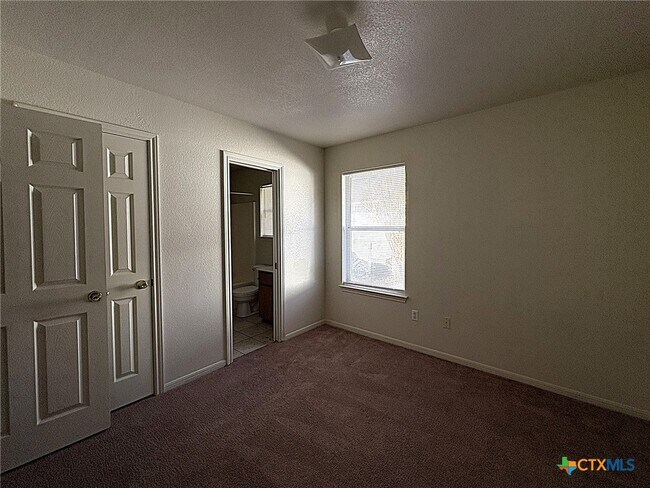 Foto del edificio - 1002 W Avenue B