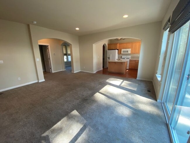 Building Photo - Large home SW Bend