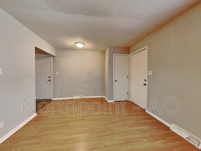 Foto del edificio - 11308 Ditman Ave