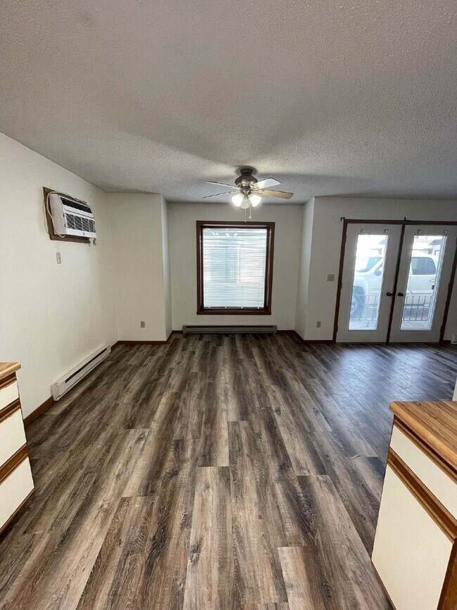 Building Photo - APPLICATION PENDING -- HUGE 1-Bedroom Apar...