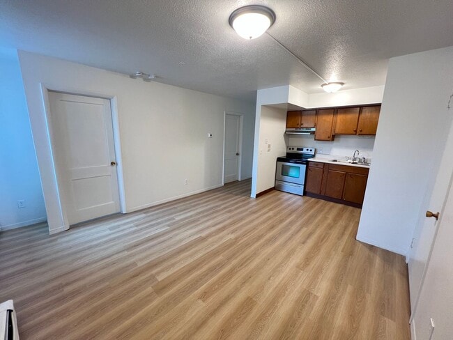 Building Photo - 1 Bedroom Apartment AVAILABLE JUNE!!!