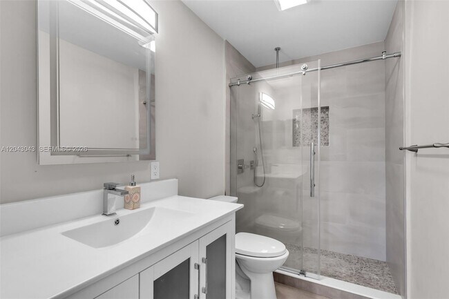 Foto del edificio - 2175 NE 56th St