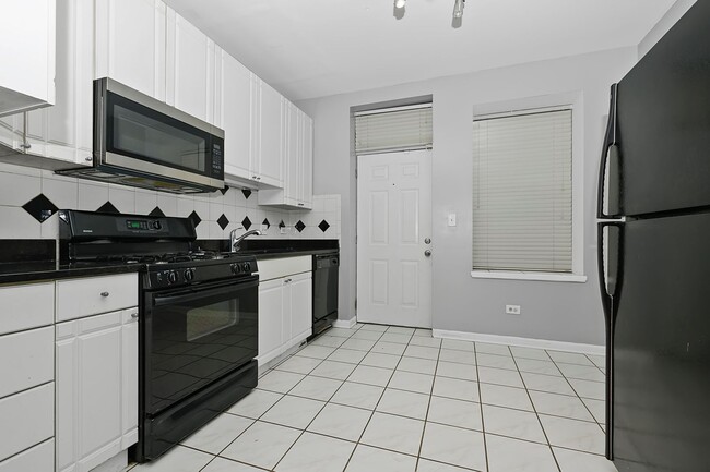 Building Photo - Beautiful 2Bed/1Bath in South Shore!