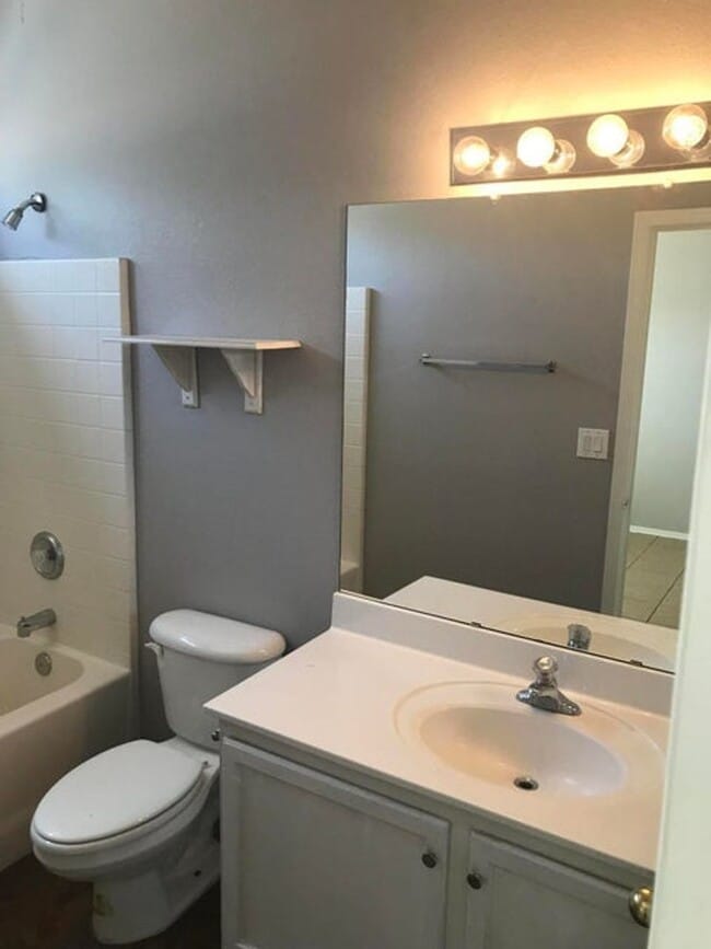 Foto del edificio - 3 bedroom 2 bathroom 2 car garage!