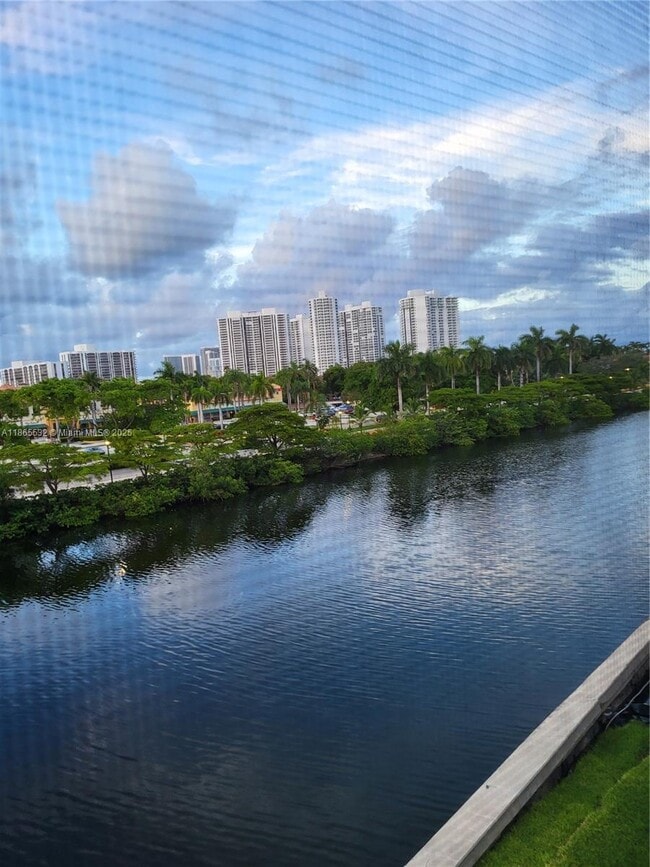 Foto del edificio - 3475 N Country Club Dr