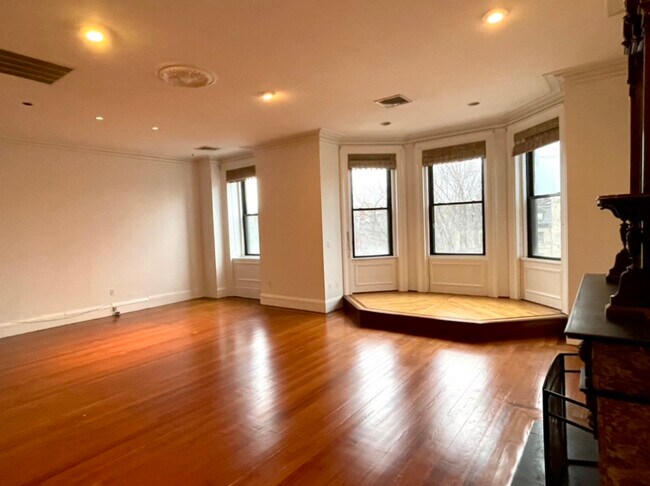 Building Photo - 116 Commonwealth Ave