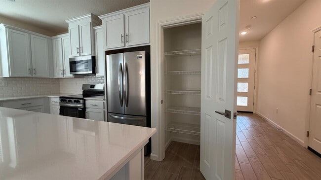 Foto del edificio - 2153 N Renn Ave