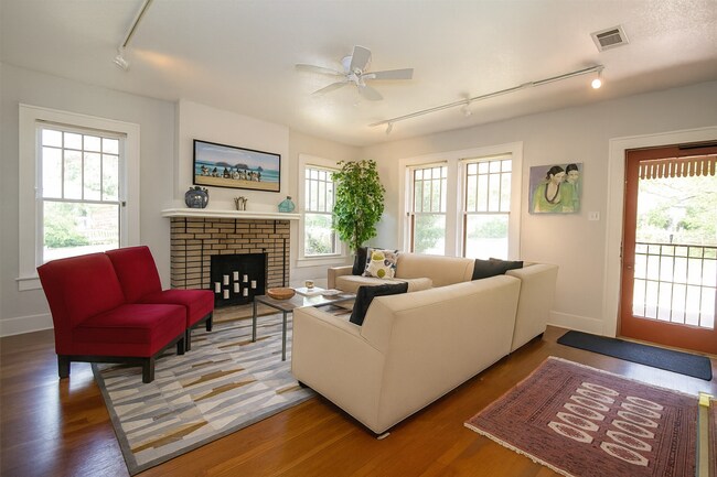 Building Photo - Best located house in West Campus, 6 large bedrooms open floorplan.