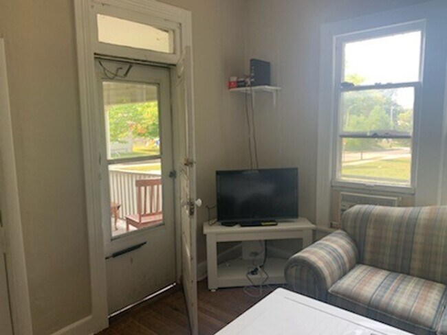 Foto del edificio - 3 bedroom, 2 bath House - Available August...