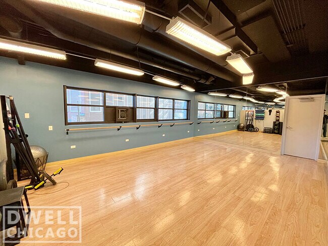 Foto del edificio - 3330 S Michigan Ave