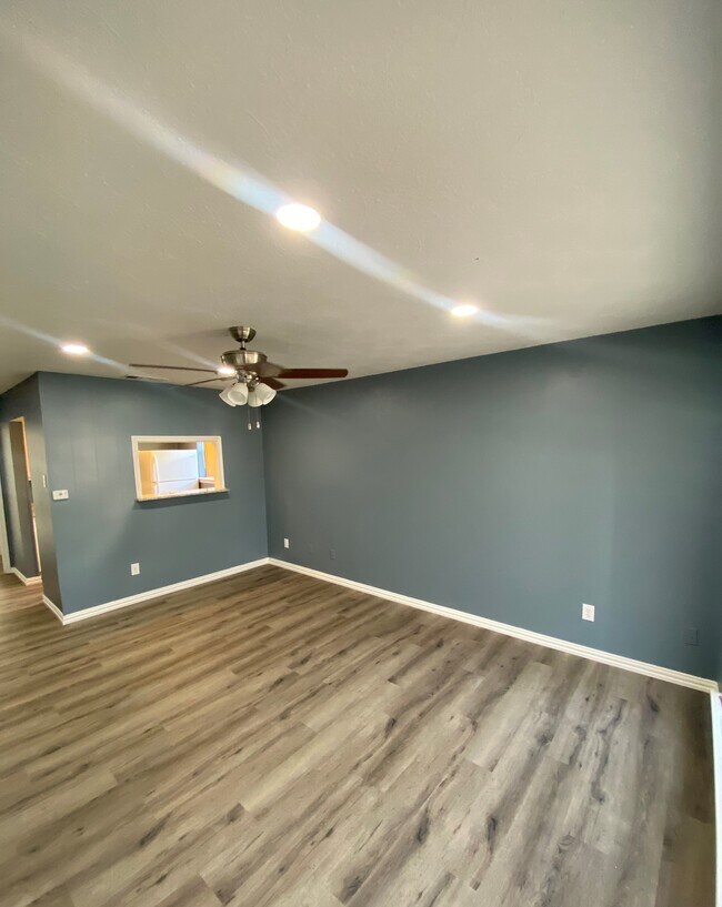 Looking room - 2100 Oakhurst Dr