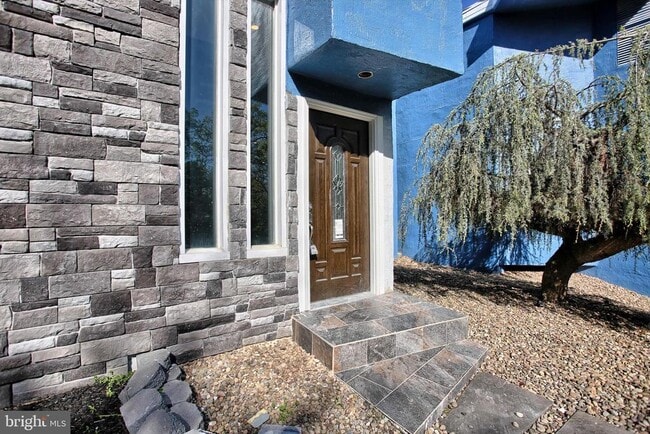 Building Photo - 1813 Holly Dr