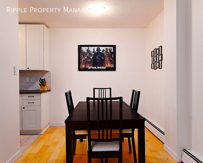 Photo du bâtiment - Modern 2 Beds, 1.5 Baths Apartment/Condo | No Pets Allowed