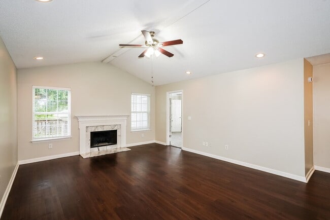Building Photo - 319 Lake Forest Dr
