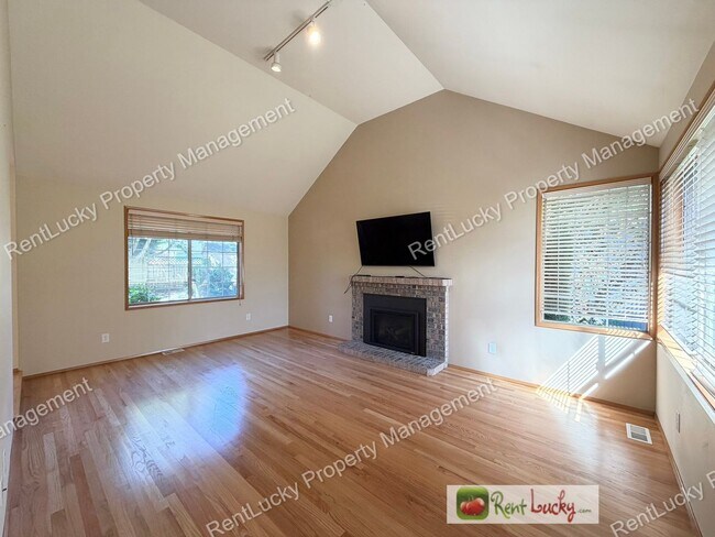 Building Photo - GORGEOUS 3 Bedroom Home in NE Tacoma! Spacious Yard, Beautiful Kitchen, and More!