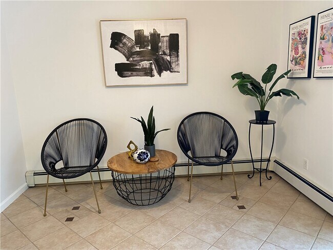 Foto del edificio - 33 Suburban Dr