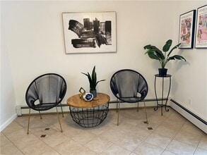 Building Photo - 33 Suburban Dr