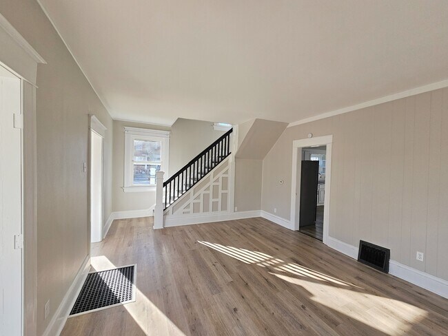 Building Photo - 930 3rd St