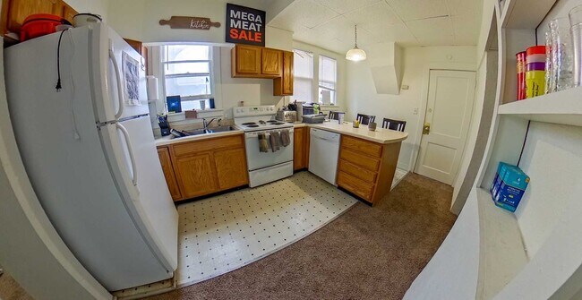 Foto del edificio - Huge House + 3 Kitchens + Off-Street Parki...