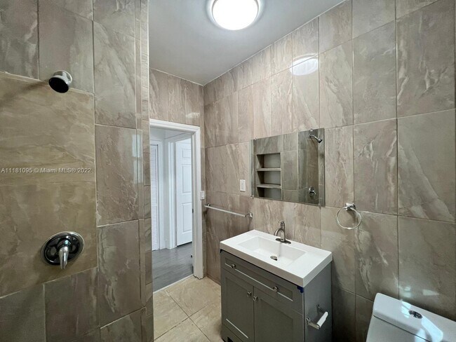 Foto del edificio - 169 NE 50th St