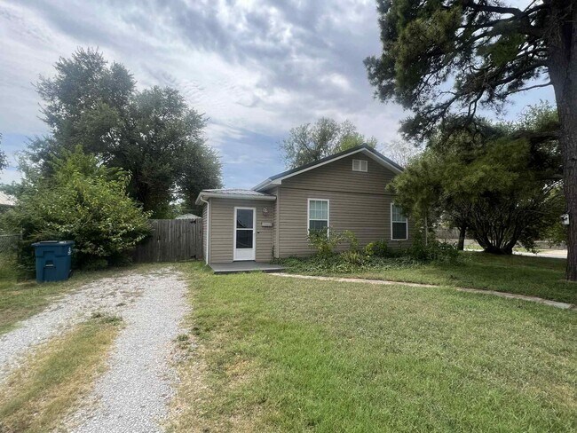 Building Photo - Charming 2 bedroom, 1 bathroom home with f...