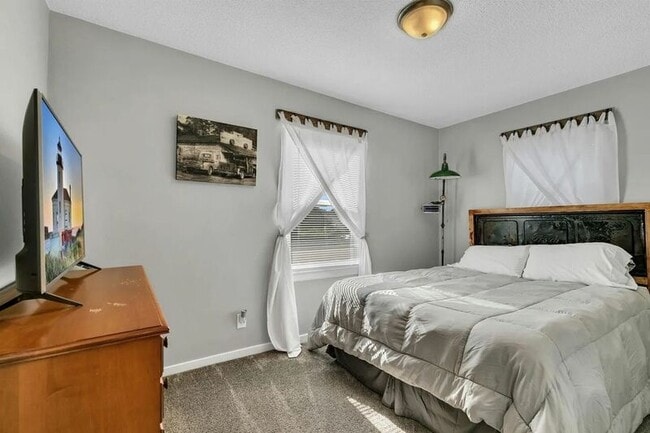 Building Photo - 401 7th Ave S