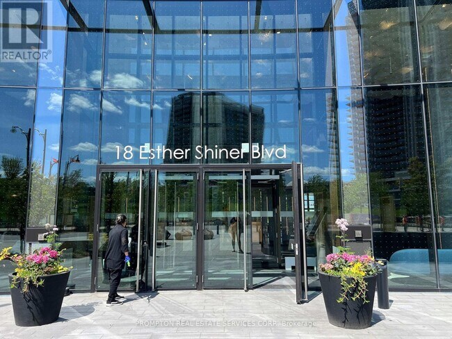 Photo du bâtiment - 18 Esther Shiner Blvd