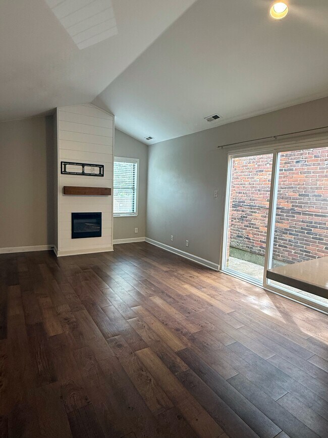 Sala de estar con chimenea eléctrica - 2020 Sidney St