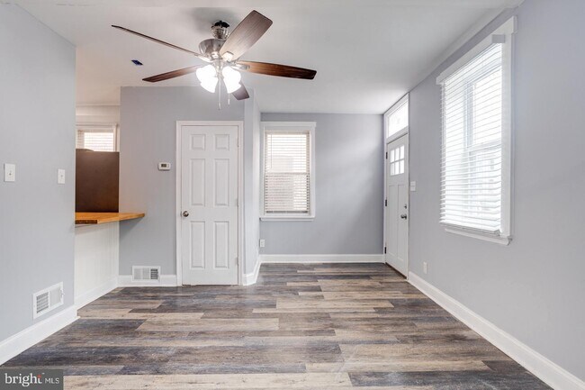 Building Photo - 128 S Schroeder St