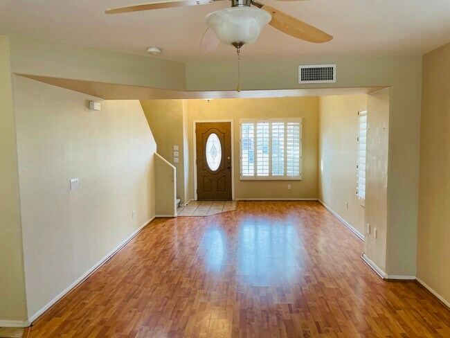 Foto del edificio - 1338 E 10th Pl