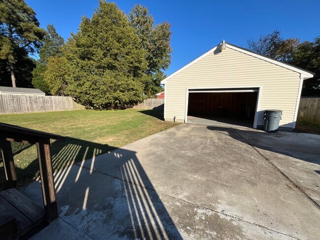 Foto del edificio - 3332 Macdonald Rd