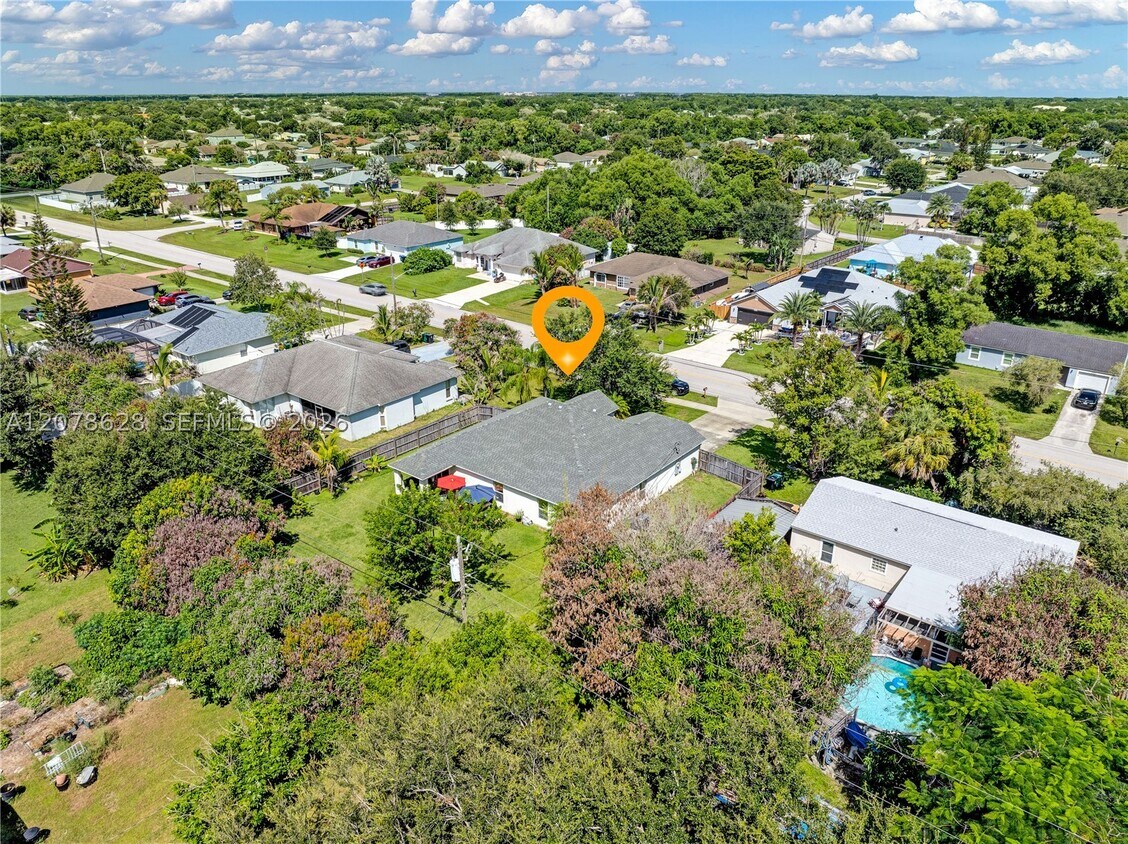 Building Photo - 2826 SE Melaleuca Blvd