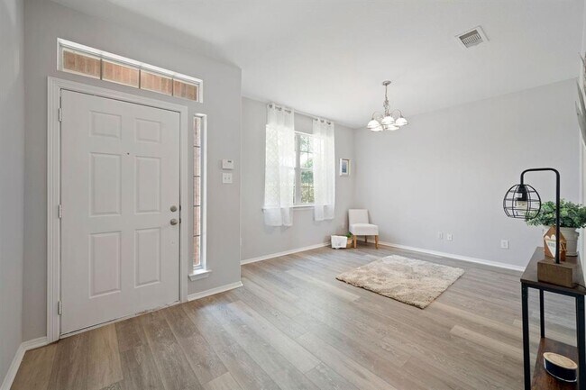 Foto del edificio - 5703 Park Village Dr