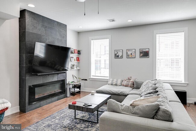 Foto del edificio - 2139 E Hagert St