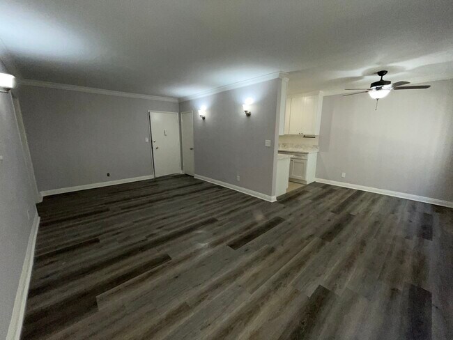 Building Photo - 345 S Manhattan Pl
