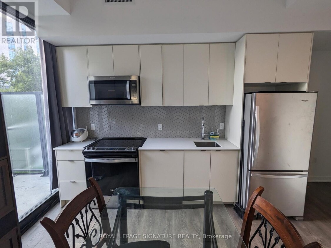 Photo principale - 1608-1608 Charles St