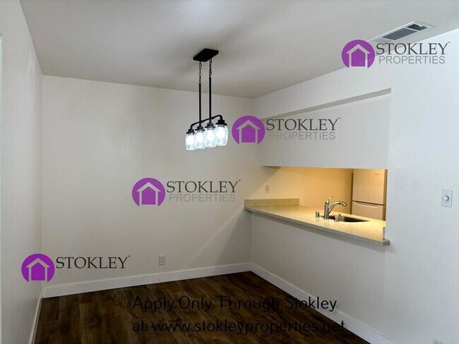 Foto del edificio - 5420 Roundtree Ct