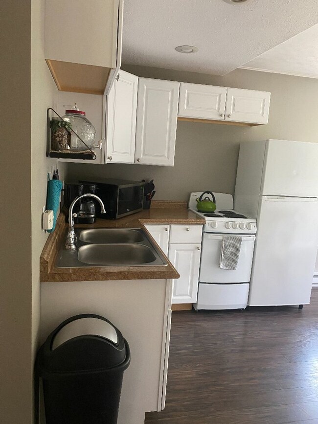 Building Photo - Cozy Furnished 1 bed rental - Month to month
