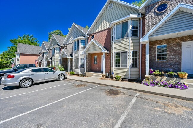 Building Photo - Beautiful Townhome in Amazing Location!
