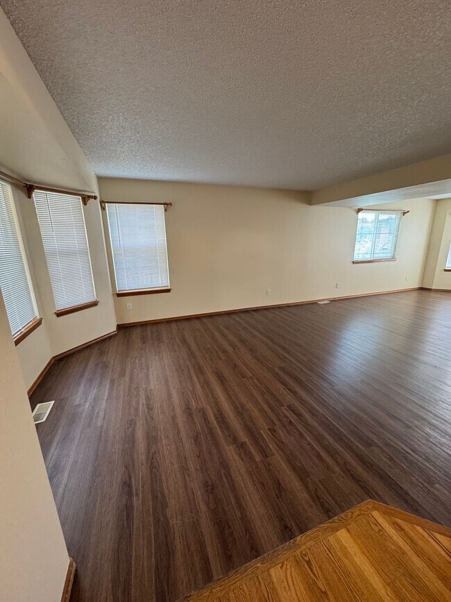 Foto del edificio - Charming 5 Bed 3 Bath House - MOVE IN SPECIAL - 1/2 Off First Months rent