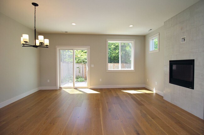 Building Photo - Contemporary 2 Bed/2.5 Bath Townhome in Gr...
