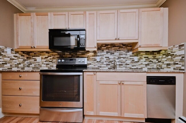 Building Photo - 10172-10113 113 St