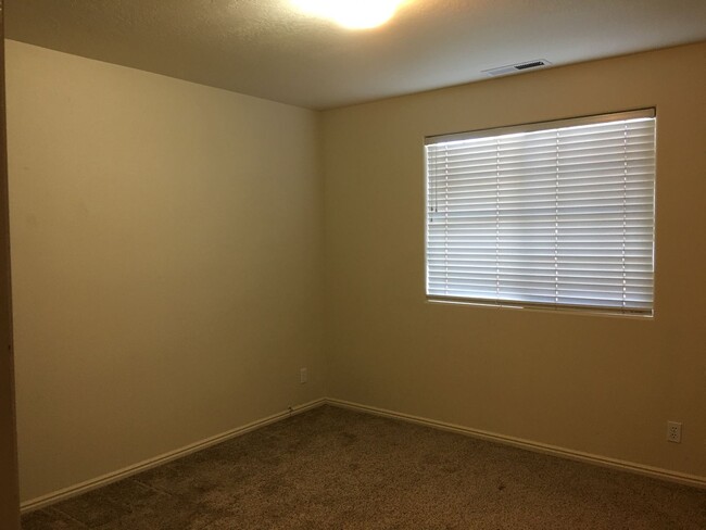 Building Photo - Spacious Home in New Harmony