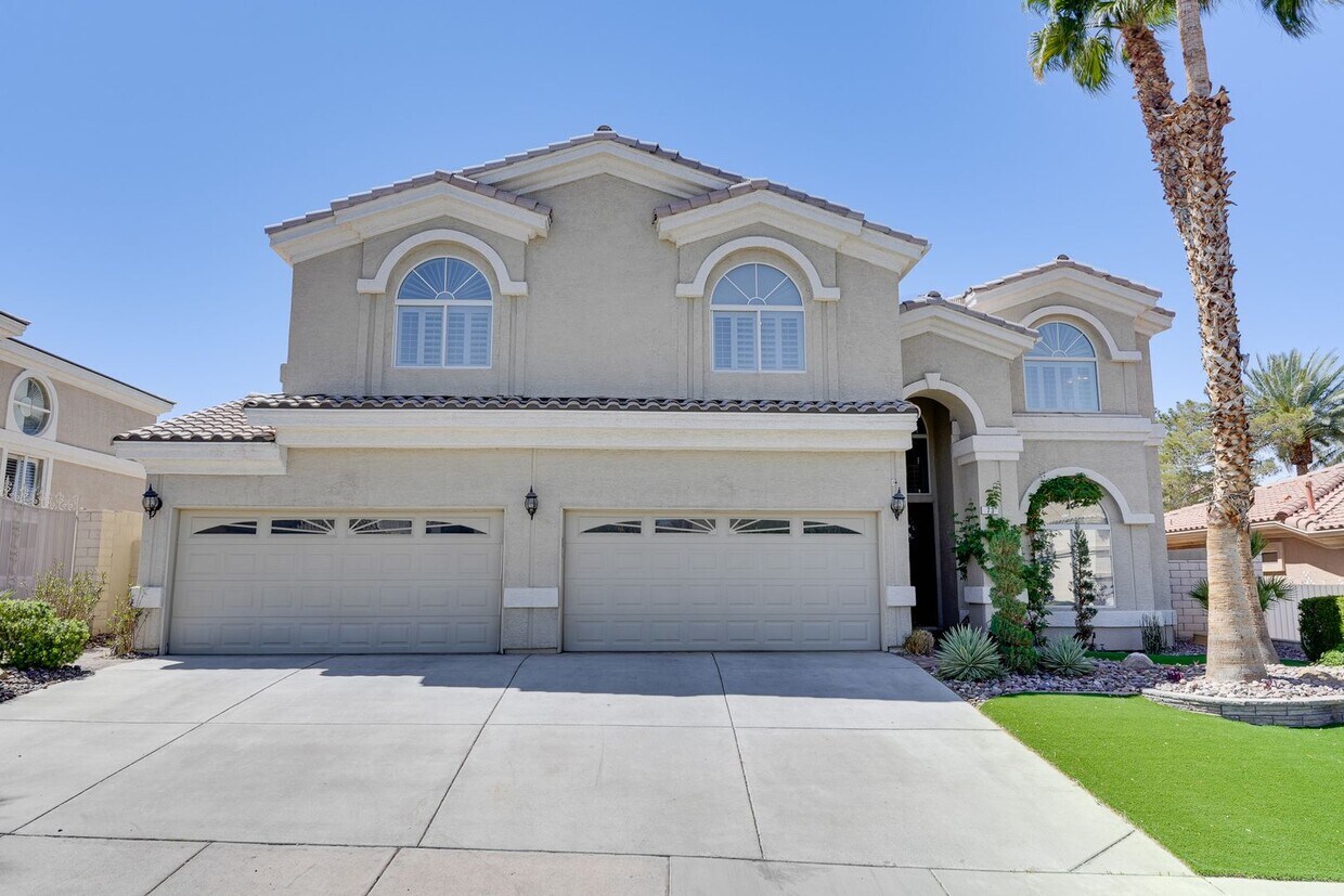 Primary Photo - Luxurious 4 bd 3.5 bth Henderson Home in G...