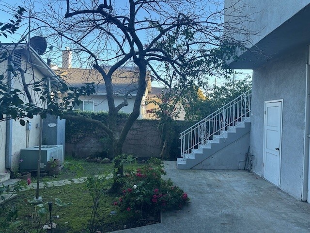 Entry - 2135 Selby Ave