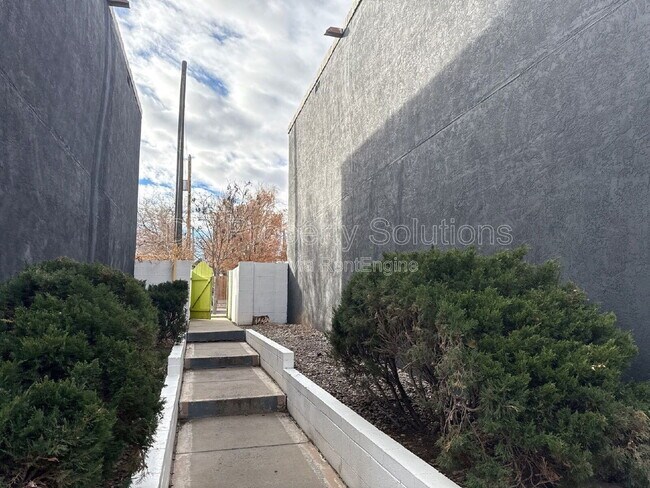 Foto del edificio - 309 Sierra Dr SE